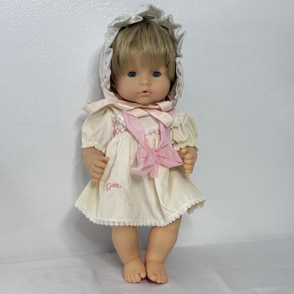 Vintage Gotz Baby Doll Blonde Blue Eyes Dress Bonnet Götz-Puppe Sleep Eyes Tag - Picture 1 of 9